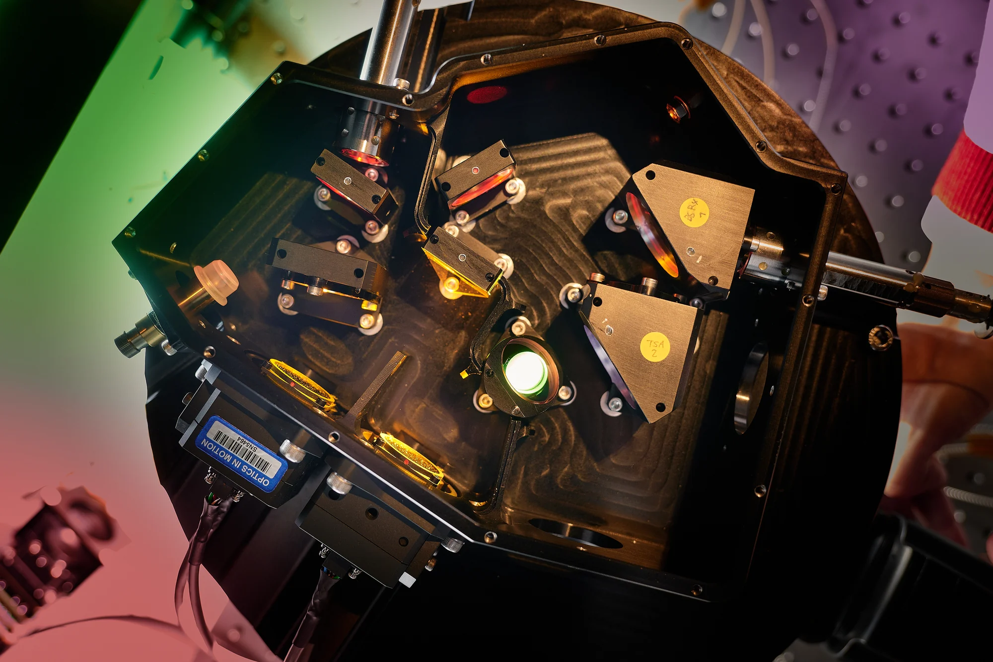 Integrated multichannel optical assembly